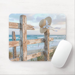 Tapis De Souris Chapeau de plage sur un poteau de clôture patiné