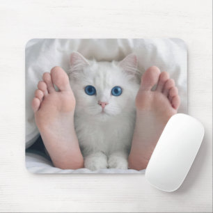 Tapis De Souris Chat blanc et pieds humains sous une couette