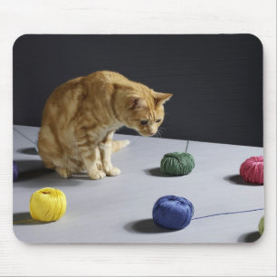 Tapis De Souris Chat tigré de gingembre se reposant sur la table