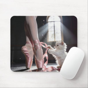 Tapis De Souris Chaton blanc défaisant un chausson de ballerine
