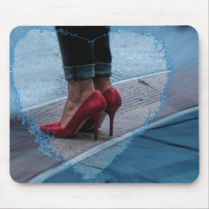 Tapis De Souris Chaussures rouges de talon haut sur un mousepad