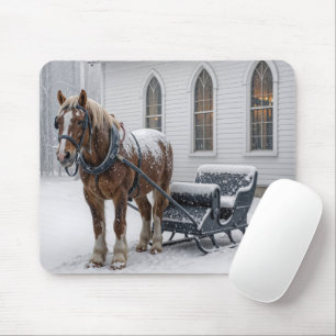 Tapis De Souris Cheval Attelé à un Traîneau Près d'une Église