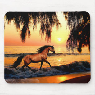 Tapis De Souris Cheval fonctionnant sur la plage de coucher du