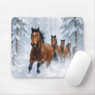 Tapis De Souris Chevaux courant à travers une forêt enneigée