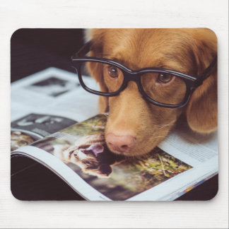 Tapis De Souris Chien futé avec des verres sur un livre