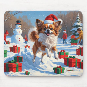 Tapis De Souris Chien Papillon courant dans la neige avec un chape