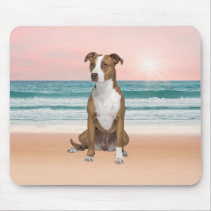 Tapis De Souris Chien Pitbull mignon assis sur la plage avec couch