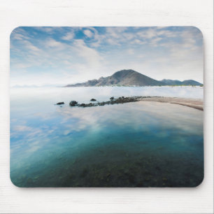 Tapis De Souris Ciel bleu nuageux se reflétant dans le lac