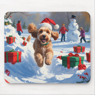 Tapis De Souris Cockapoo courant dans la neige avec un chapeau de