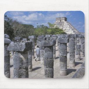Tapis De Souris Colonnes de pierre anciennes à Chichen Itza. Centr