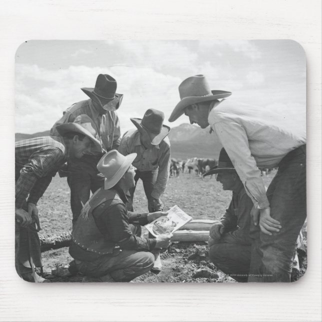 Tapis De Souris Cowboys regardant une magazine (Devant)
