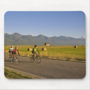 Tapis De Souris Cyclistes sur route descendent une route de campag