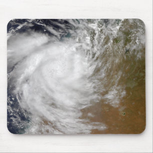 Tapis De Souris Cyclone tropical Magda venant à terre dans austral