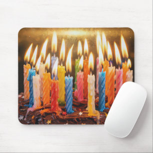 Tapis De Souris De nombreuses bougies d'anniversaire sur un gâteau