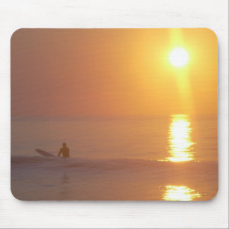 Tapis de souris de surfer de lever de soleil