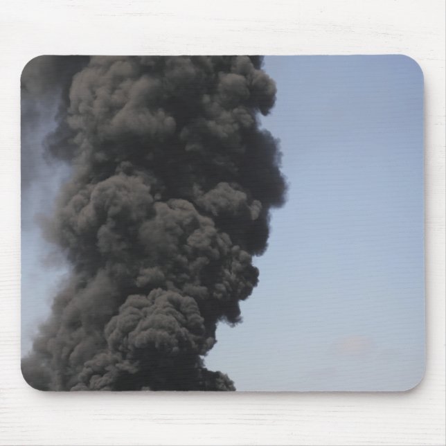 Tapis De Souris Des nuages sombres de fumée et de feu émergent (Devant)