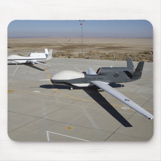 Tapis De Souris Deux Global Hawks stationnés sur une rampe (Devant)