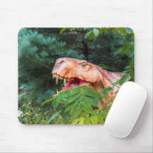 Dinosaure dans la forêt.