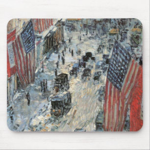 Tapis De Souris Drapeaux sur la 57e Rue par Frederick Childe Hassa