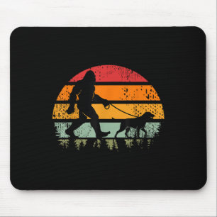 Tapis De Souris Drôle Bigfoot promenant son chien Labrador Retriev