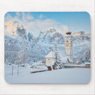 Tapis De Souris Eglise couverte de neige avec arrière - plan de mo