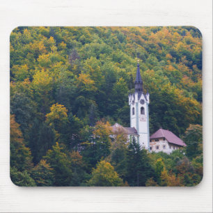 Tapis De Souris Église dans une forêt de chute en Slovénie