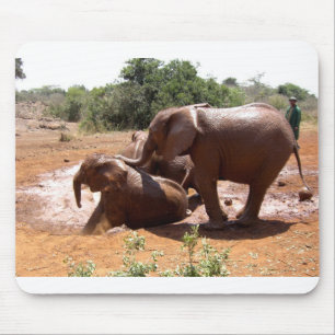 TAPIS DE SOURIS ÉLÉPHANTS DE BÉBÉ LAVANT AU KENYA