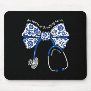 Tapis De Souris Elle Travaille Avec Des Mains Volontaires Proverbe