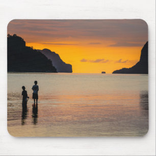 Tapis De Souris Enfants pêchant au coucher du soleil