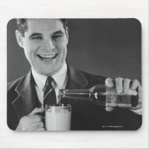 Tapis De Souris Équipez la bière de versement de la bouteille da