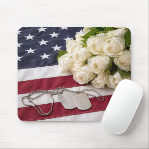 Tapis De Souris Étiquettes de chien militaires avec des roses blan