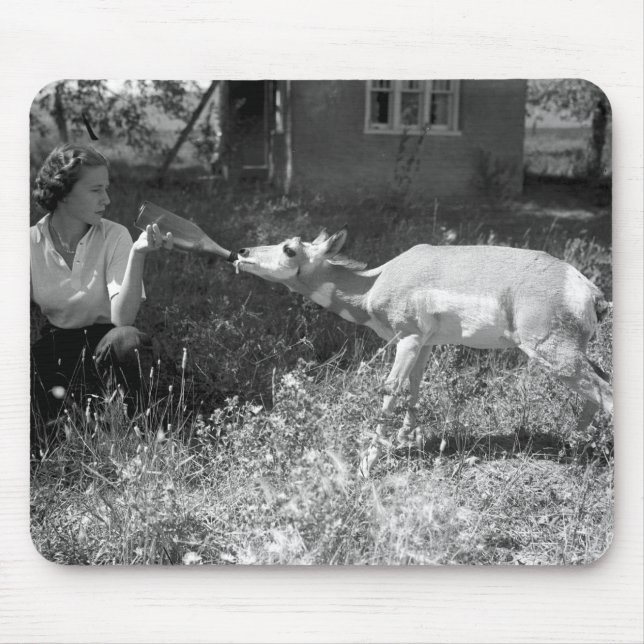 Tapis De Souris Femme allaitant une antilope (Devant)