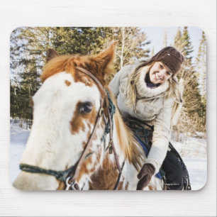 Tapis De Souris Femme sur le cheval dehors pendant l'hiver