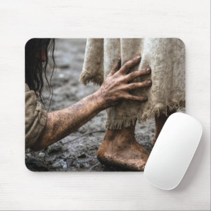 Tapis De Souris Femme touchant la robe de Jésus