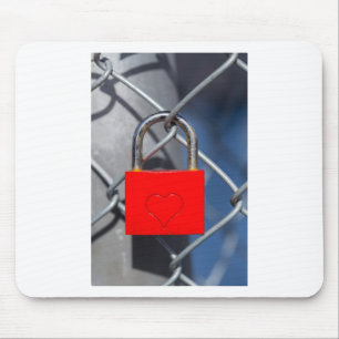 Tapis De Souris Fermeture du coeur rouge sur la clôture