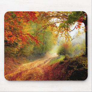 Tapis De Souris Feuille et arbres d'automne couvrant le chemin de