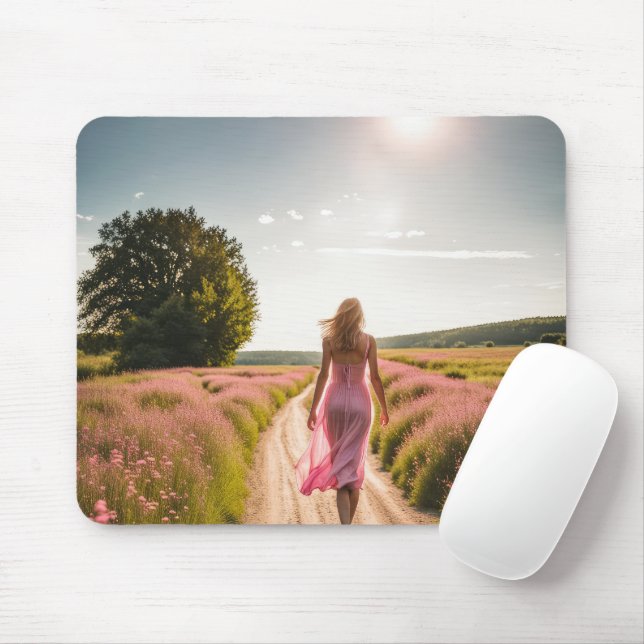 Tapis De Souris Fille Marchant Sur Un Chemin Sale (Avec souris)