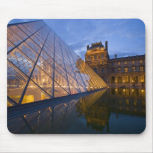 Tapis De Souris France, Paris. Le Louvre au crépuscule. Crédit 3