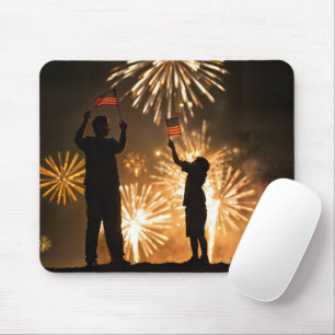 Tapis De Souris Garçon et papa avec drapeaux et feux d'artifice