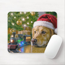 Golden Retriever regardant un train jouet de Noël