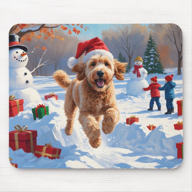 Tapis De Souris Goldendoodle courant dans la neige avec un chapeau (Devant)