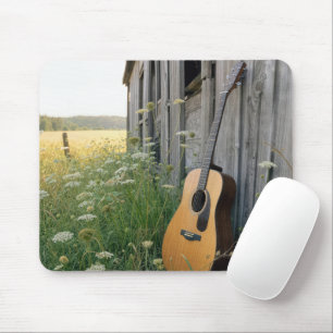 Tapis De Souris Guitare acoustique appuyée contre une grange de ca