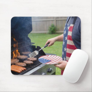Tapis De Souris Homme grillant des burgers et des hot-dogs