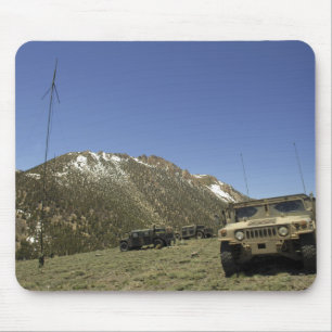 Tapis De Souris Humvee est garé au site de re-transmission