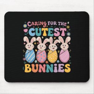 Tapis De Souris Infirmière Nicu attentionnée célébrant Pâques avec