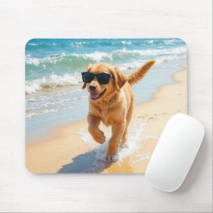 Tapis De Souris Jeune chiot Golden Retriever marchant sur la plage