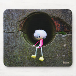Tapis De Souris La poupée de Fubby dans un mur.