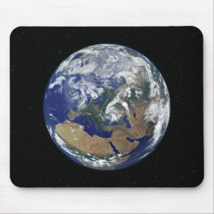 Tapis De Souris La terre entièrement allumée portée sur l'Europ
