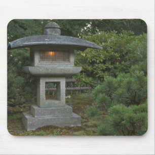 Tapis De Souris lanterne en pierre éclairée dans le jardin japon