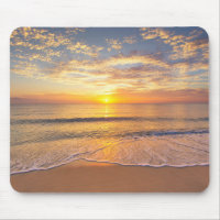 Le matin Sun au bord de la mer